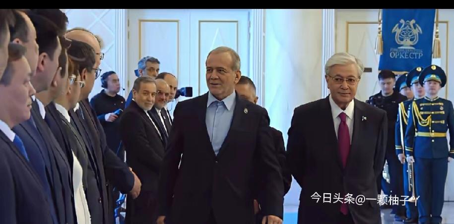 伊朗总统佩泽希齐扬空降哈萨克斯坦阿斯塔纳，开启首次正式访问。托卡耶夫总统热情迎接