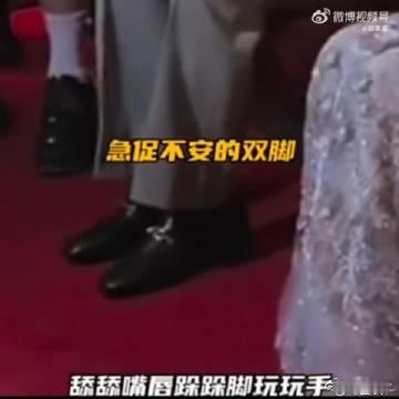欢迎胡夏来到i人地狱 胡夏在北影节的社交现场实力演绎i人困境，眼神无处安放手指忙