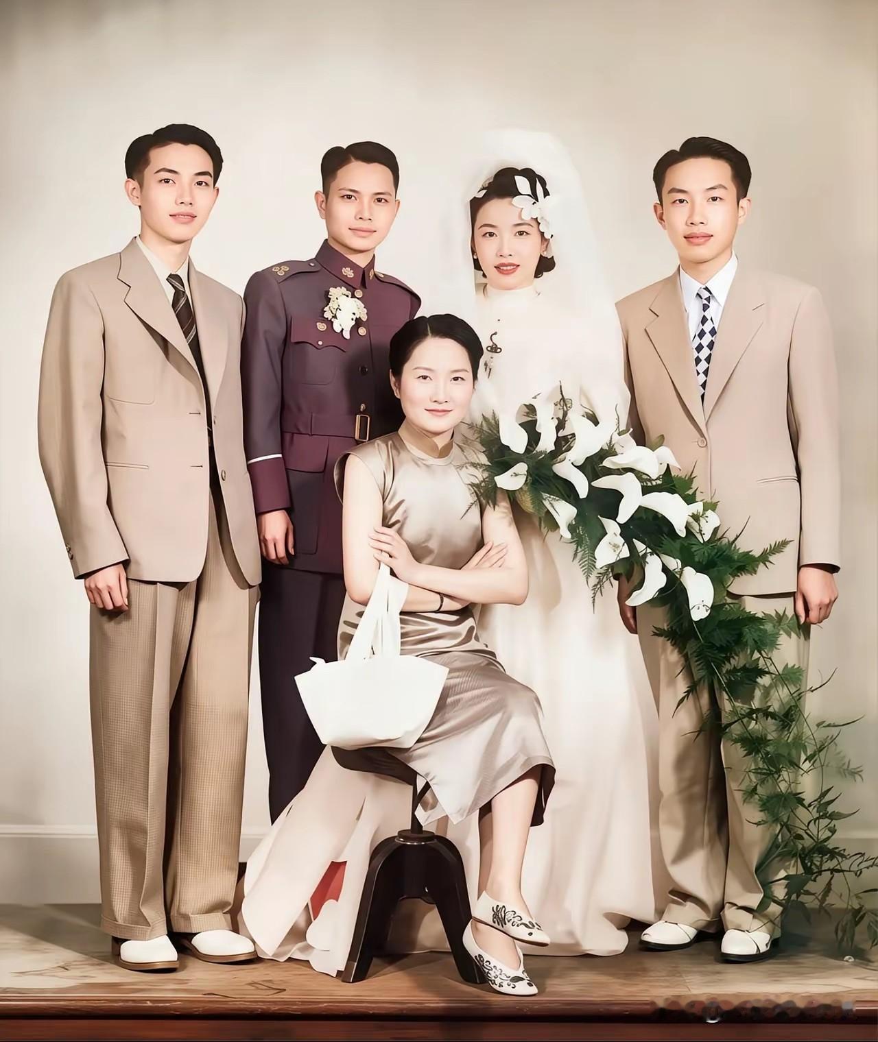 这是1947年，陆小曼在侄女陆宗麟婚礼上留下的一帧珍贵影像。时光走过，她早已不是