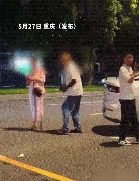 重庆街头，一对老夫妻，就为了一件小事，死死僵持了一个多小时。
老太太一言不发，脸