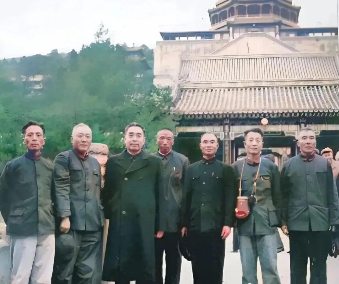 1960年10月，郑庭笈、宋希濂、周振强、杨伯涛、邱行湘和王耀武六位身着中山装的