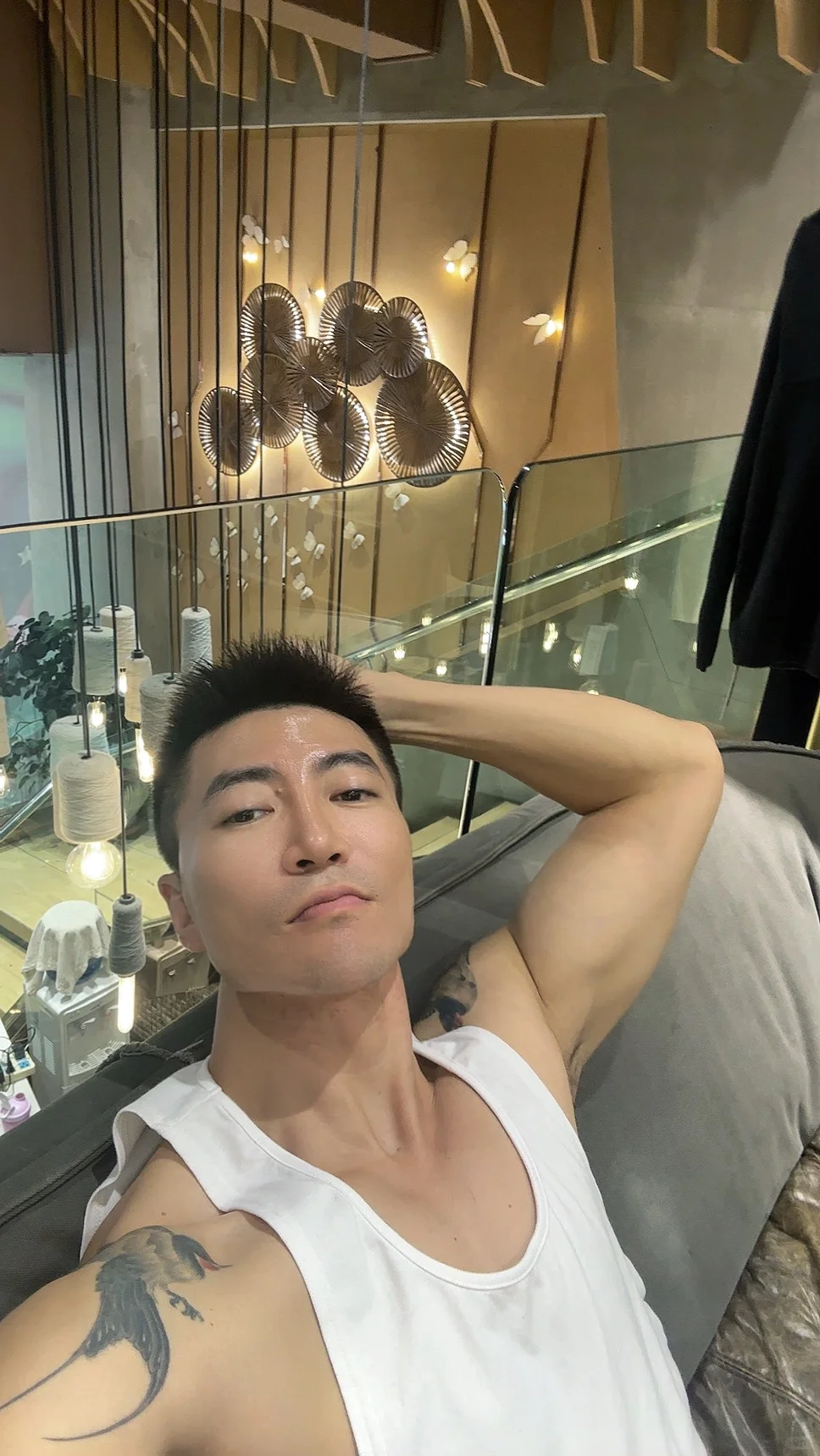 上班虽然整不了几个钱 但可以让我没空花钱