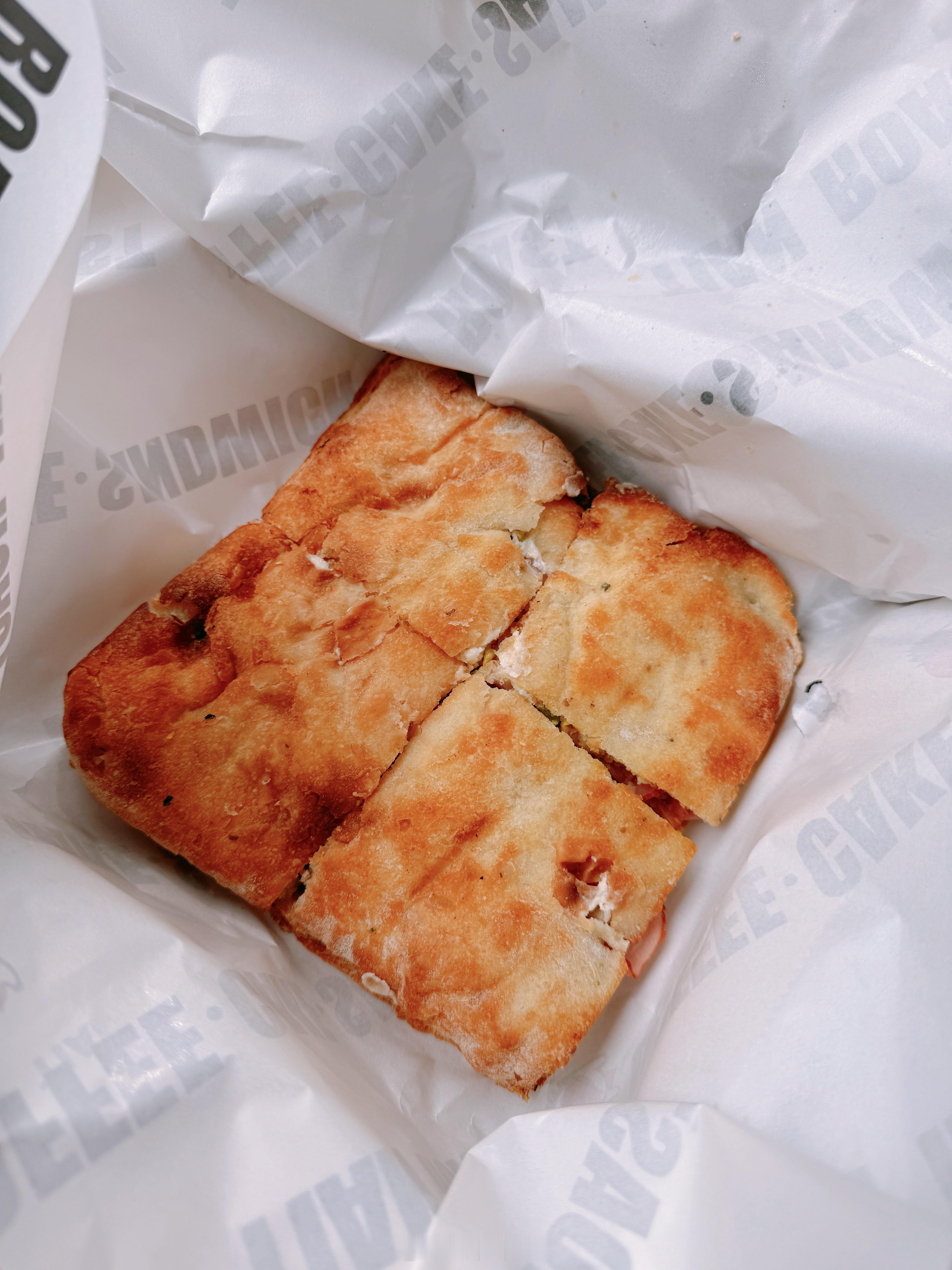 今天姐妹带来的三明治🥪食材优质 味道超赞一荤一素 俩三明治卖160…..[苦涩