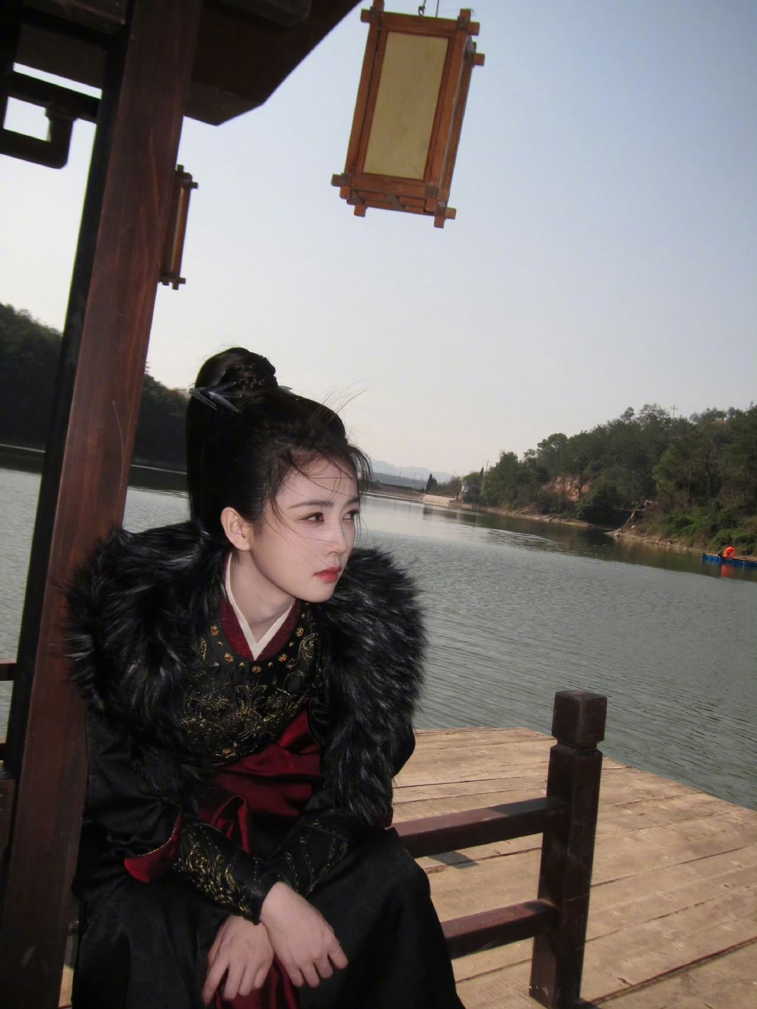 白鹿带着李佩仪串门了白鹿云包场王楚然丞磊新剧白鹿带着李佩仪串门了，给王楚然丞磊新