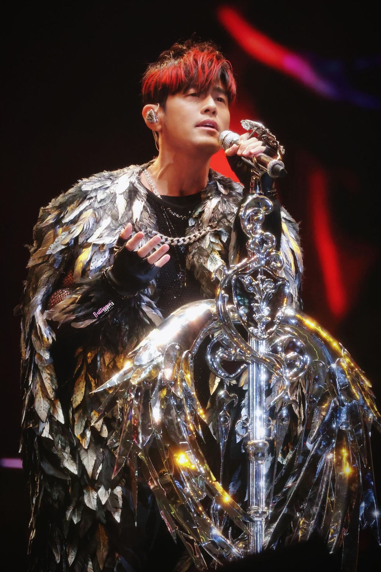 周杰伦演唱会翻车了？

粉丝花高价看个寂寞，

真把情怀当韭菜割了？

最近周杰