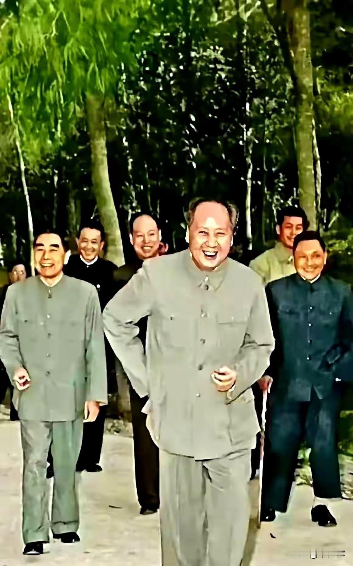 照片里的那个笑容真的让人印象超深刻。要是用大白话说，这绝对不是那种职业微笑，也不