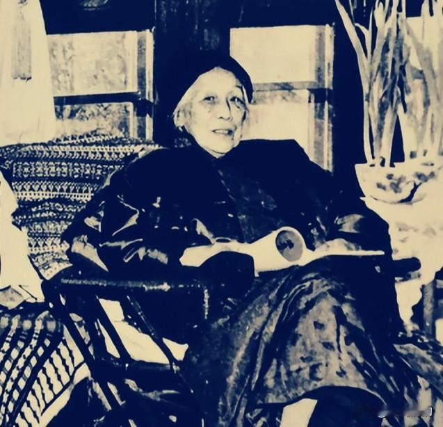 一个不拿枪的女人，凭什么让民国最高权力者都这么怕她？何香凝1878年出生，父亲何