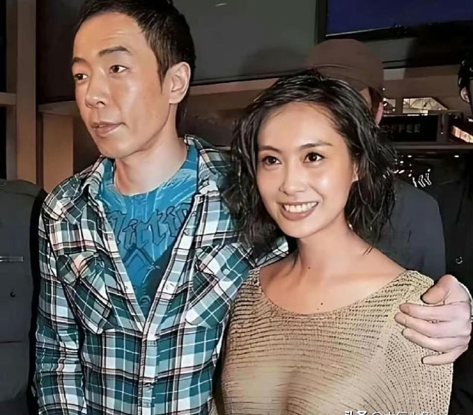 98年那张搂肩笑出月牙眼的照片，不是回忆杀，是现拍的。
2025年10月6号，香