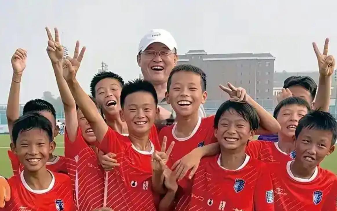 最近嗨球的U13和U11参加了两届比赛，都进入了前四，U13应该是排在鲁能，绿城
