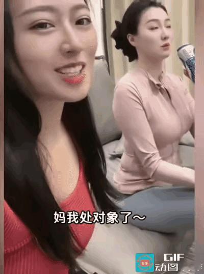 图片中哪个是妈妈，哪个是女儿。
t你是如何判断的。
判断对了，是老牛吃嫩草。
判