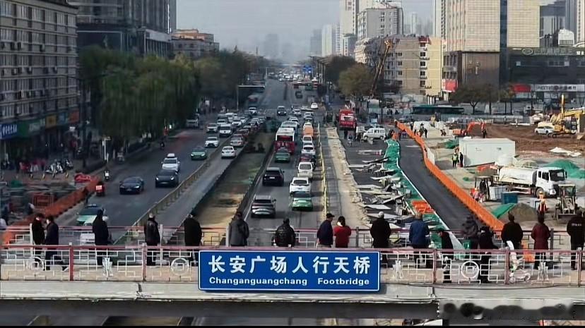 西安地铁15号线长安广场站围挡拆除，道路拓宽，市民坐等“打卡”新快车道

地铁长