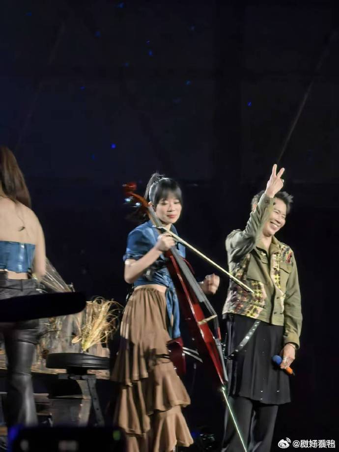 陶喆苏格兰打卤裙陶喆的裙子扣掉了笑不活了🤣新巡演直接穿苏格兰打卤裙上台😜这波