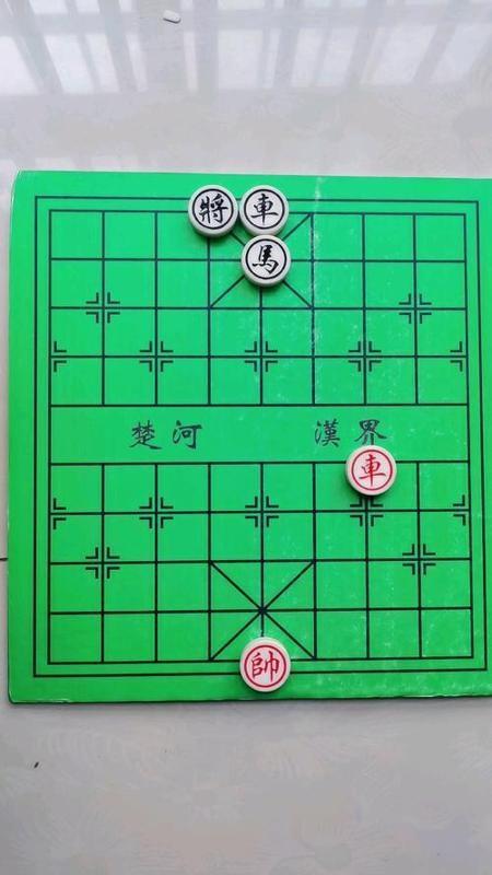 一个年轻小伙子看着棋局信誓旦旦地说道，“红棋要是能赢，我从20楼跳下来！” 好家