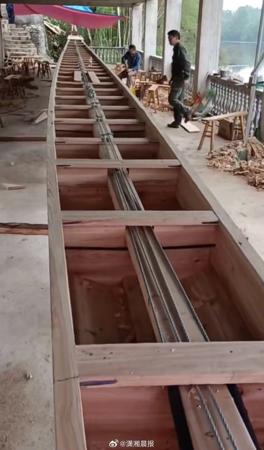 【汉寿龙舟爱好者：#造一条传统龙舟要花费10万左右#：都是村民自发凑钱】“在我们