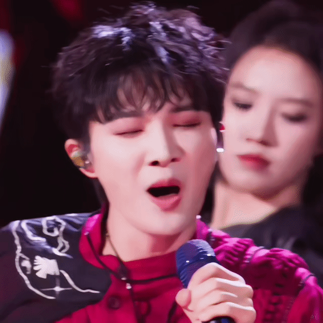 周深  周深深圳演唱会 【圈宝和米说晚安】挣脱夜的藩篱，逃离那无尽未知，霓虹下闪