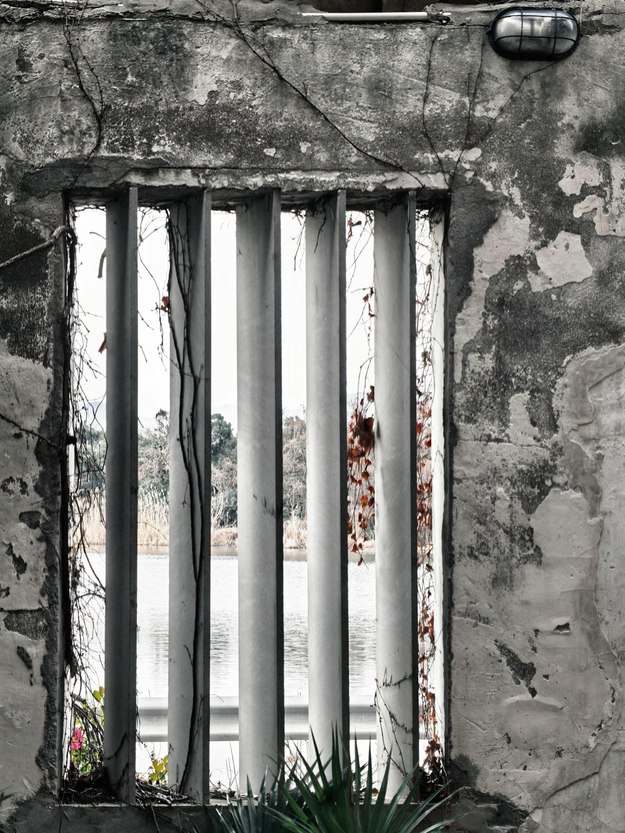 柴桥紫石粮仓，位于浙江宁波北仑柴桥街道东六房72号。是一处由历史建筑改造而来的文