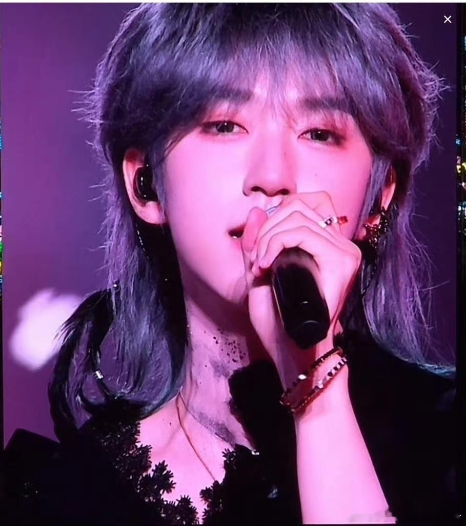 贺峻霖怼脸大屏！超绝美貌贺峻霖大屏的神