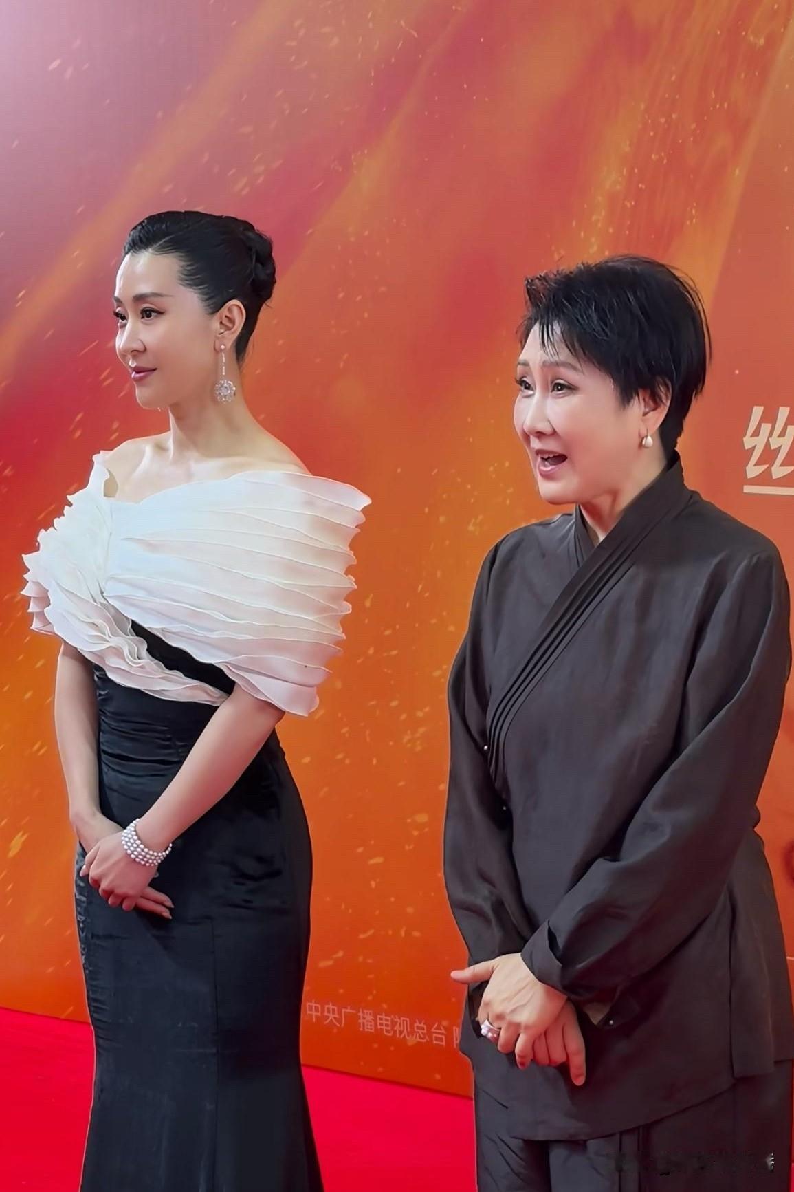 张凯丽真是“优雅女神”，旁边的这位穿的很华丽，气质上“失算”了！

过了30多年