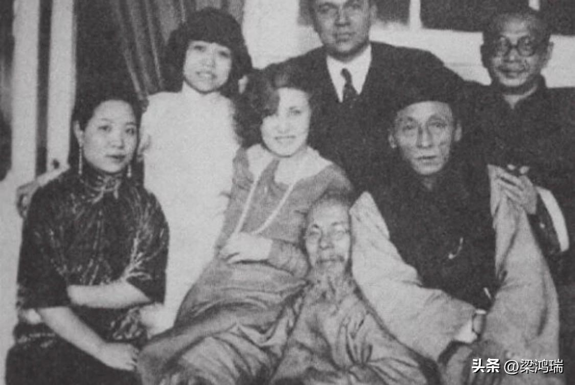 这张照片拍摄于1931年3月，是齐白石与中外友人的一次珍贵合影。照片中人物从左至