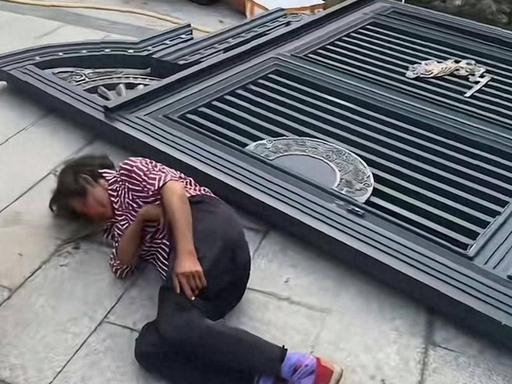 危险！7 月 2 日安徽阜阳，一位老人关门过程中厚重铁门突然倾倒，老人下意识伸手