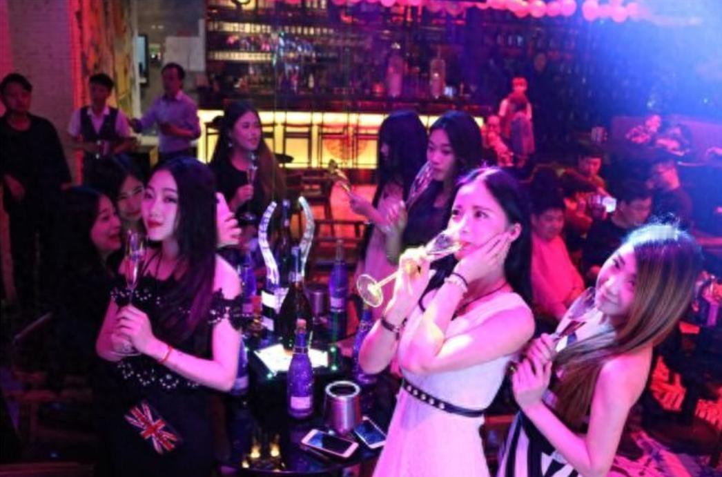 在夜场摸爬滚打多年的陪酒女，说的一句话想想都让人脊背发凉！


女人为求财，可以