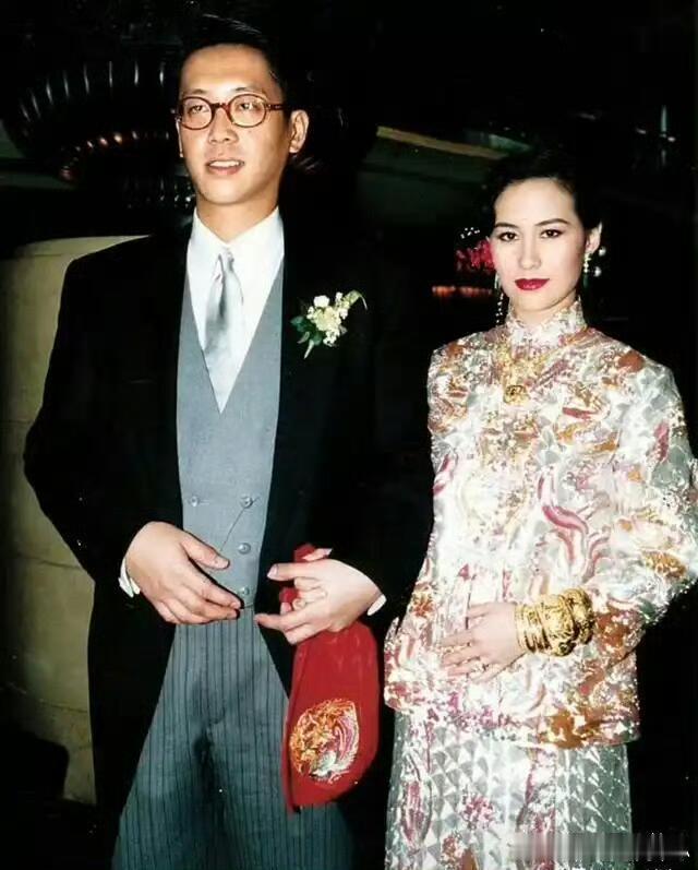 何超琼，她这身龙凤褂真漂亮 