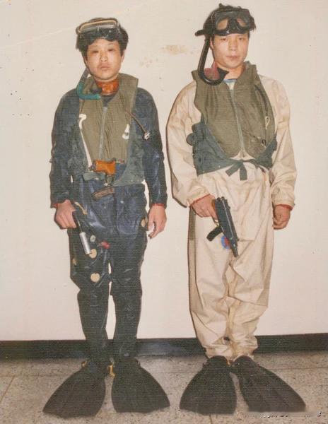 朝鲜蛙人与捷克蝎冲锋枪，朝鲜特工的标配武器
1983年，朝鲜间谍在韩国的韩国达达