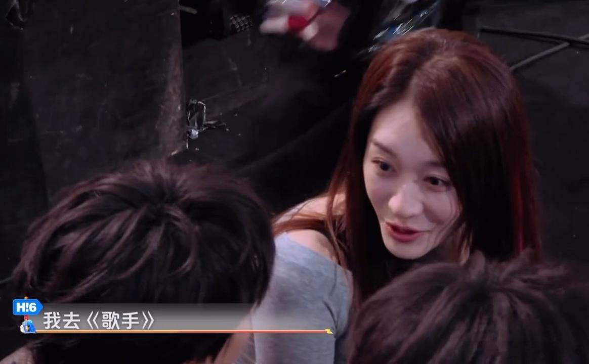 贺峻霖让李小冉不要在意贺峻霖学李小冉歌手开嗓眼睛一对视 就开始聊啦你好星期六