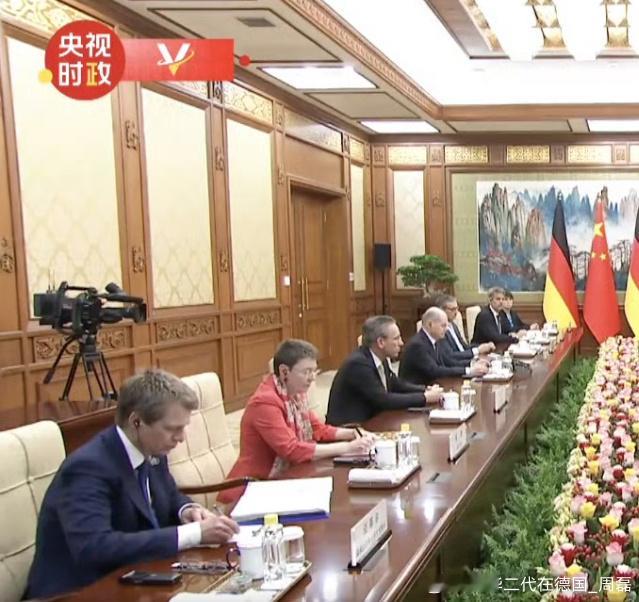 来考验下大家，谁知道坐在朔尔茨左边和右边的两个人是谁？ ​​​