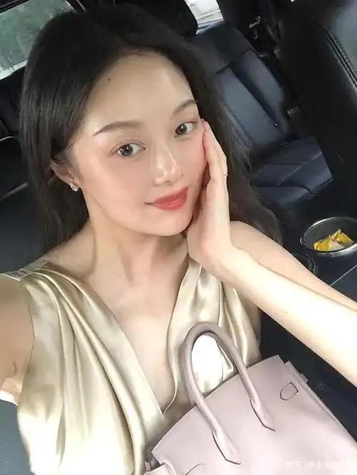 看到晚晚官宣了个人的服装品牌，评论区一句按照你的审美，我真的会买的。
 
可见她