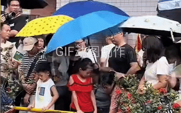 这个女子还是很有涵养的。

五月龙舟赛，很多地方都举行了，爱好者肯定会去观看，但