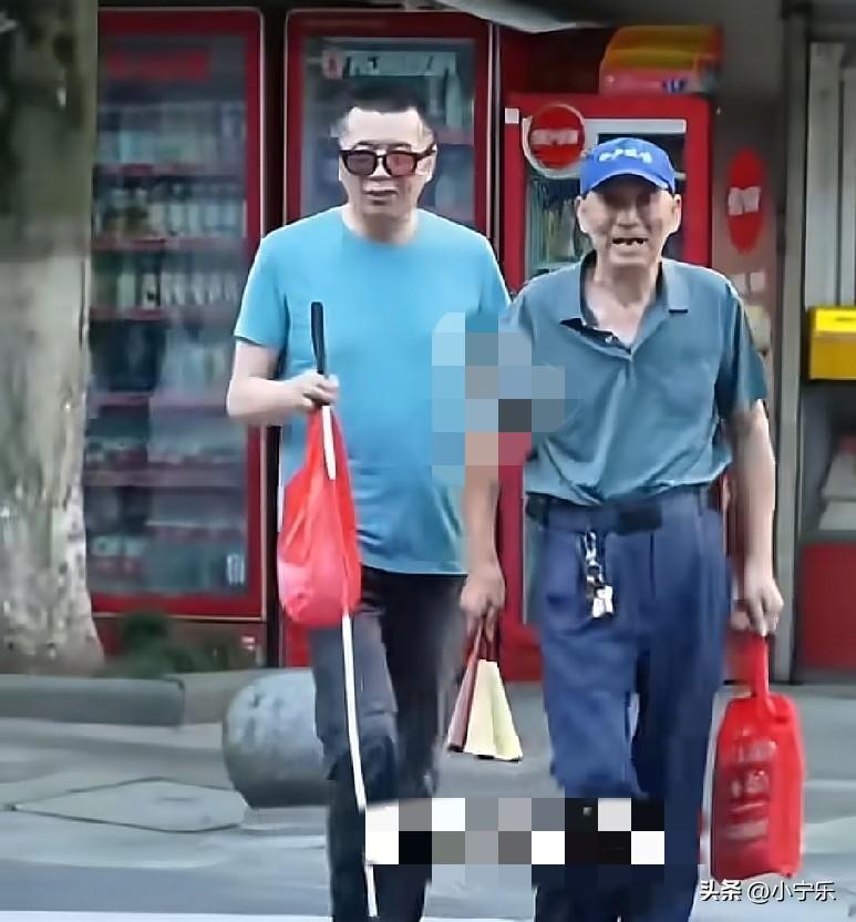 来自兰州的盲人推拿师张有义在桐庐康复中心工作，上下班路上短短150米的马路，却特
