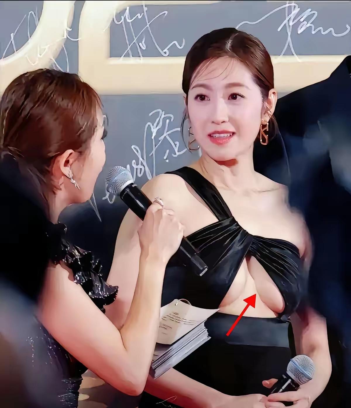 香港女演员陈自瑶，在一场活动中的造型被网友吐槽：丑得离谱。
这究竟是社会在进步还