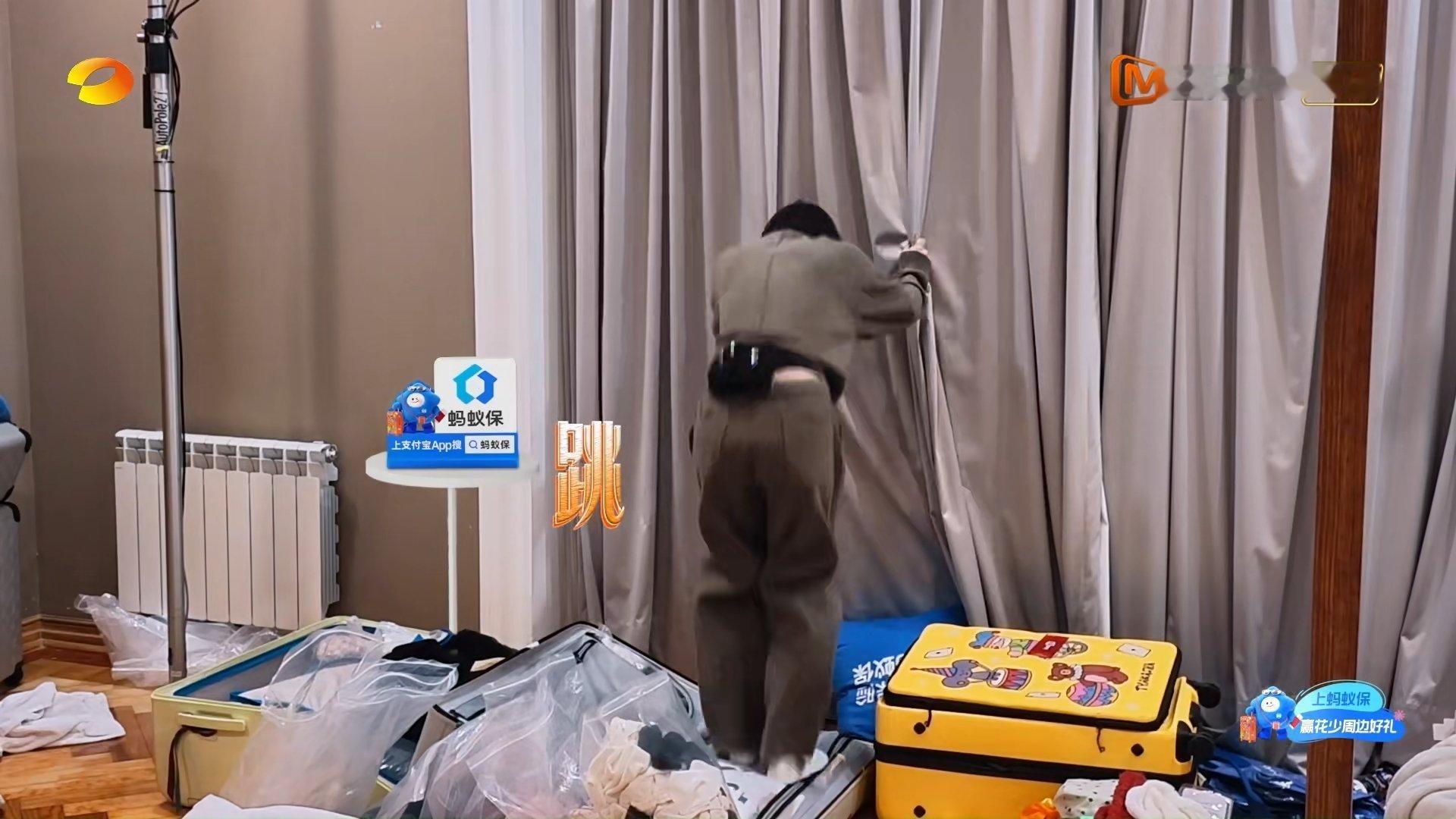 周冬雨征服行李箱花儿与少年花少8一边用脚踩着箱子一边对着箱子放狠话，冬雨这个小模
