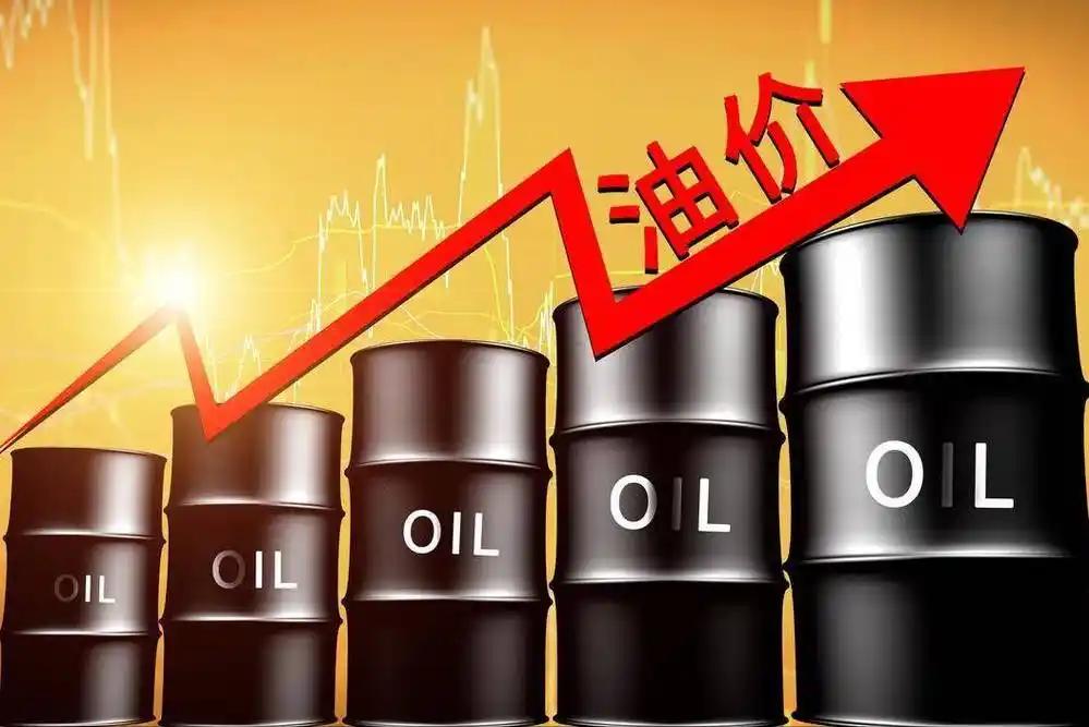 美国国内油价大涨，背后原因浮出水面。
截至2026年3月26日，美国普通汽油全国