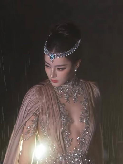 真搞不懂，迪丽热巴怎么成这样了？ ​​​