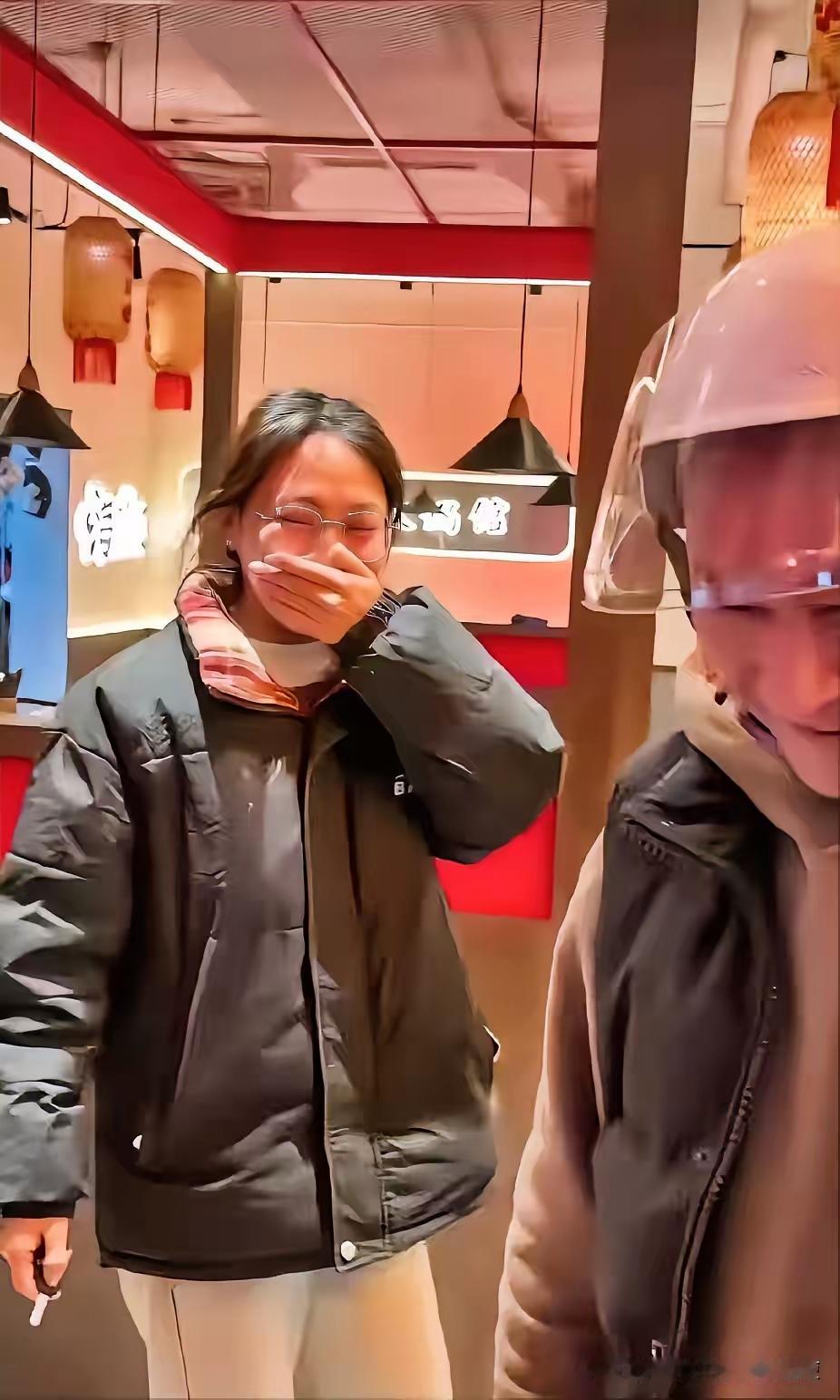 太感动啦！四川省一位开火锅店的老板，生意很好，在闲下来的时间里，他翻看朋友圈，竟