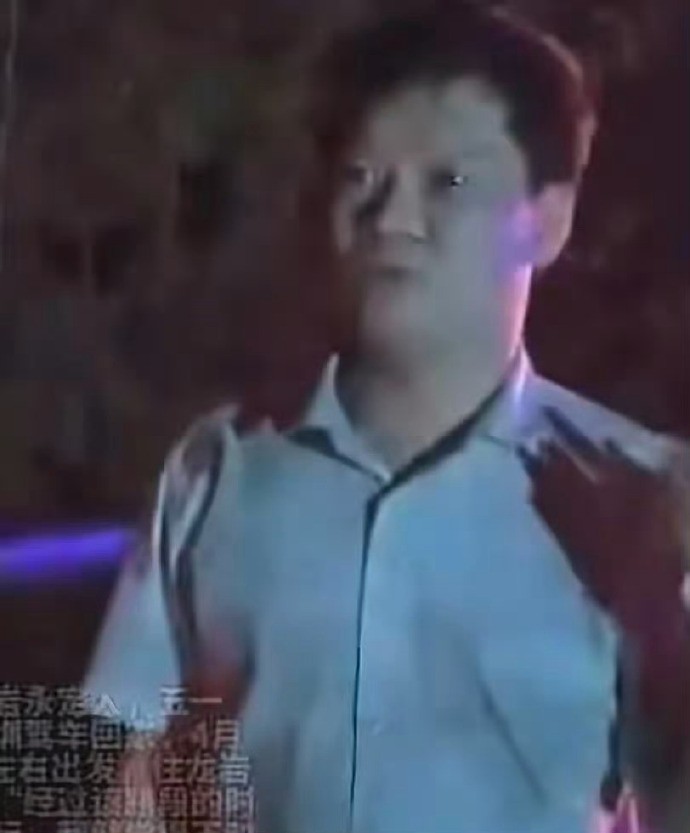 记住这个男人，他叫刘永缙，那年在广东高速事故中他冒着危险，在一片漆黑里打着手机灯