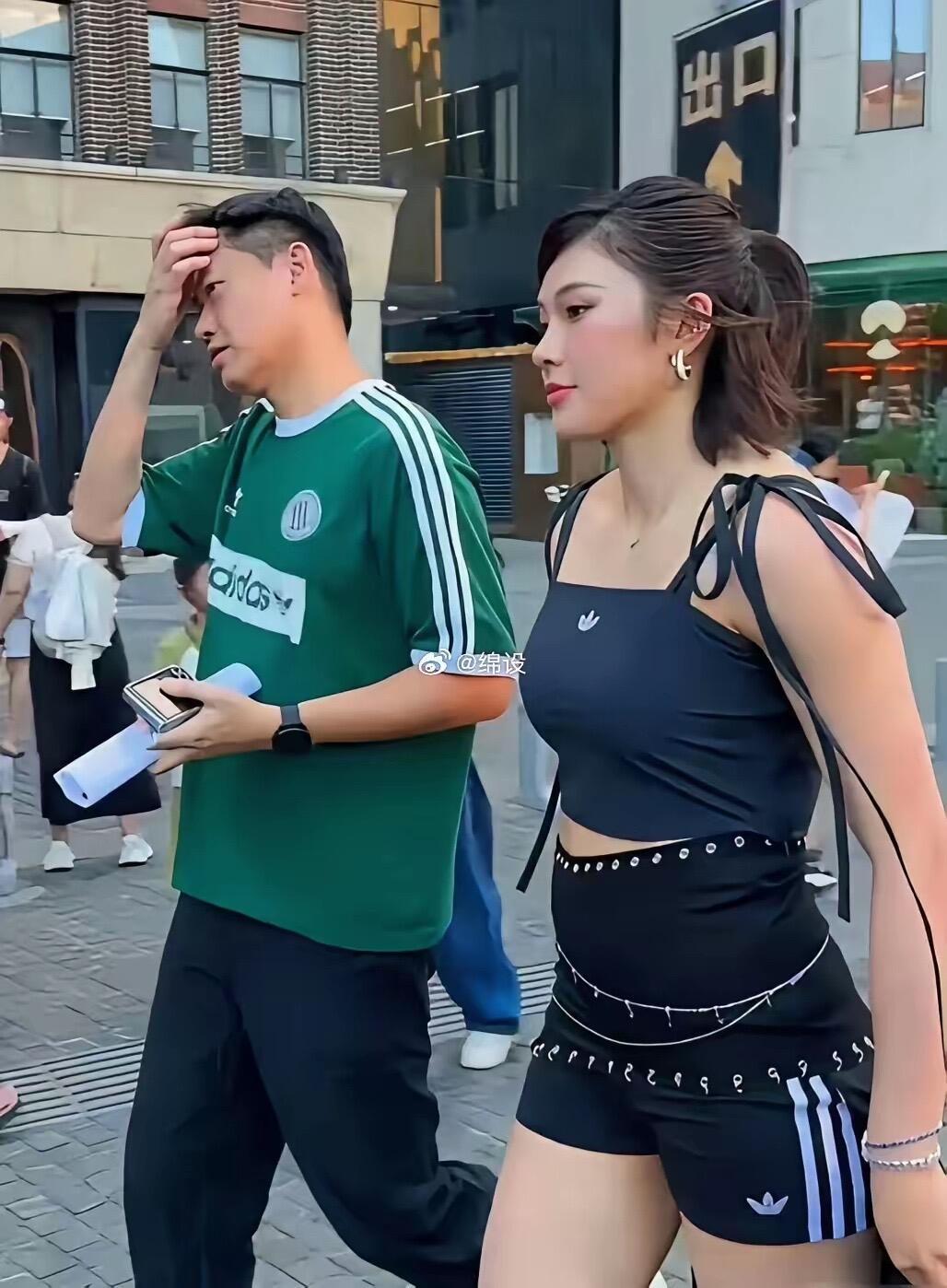 吴艳妮参加品牌活动，这身材太壮实了！透着一种野性美，一般的男生都会被吓跑吧？ 