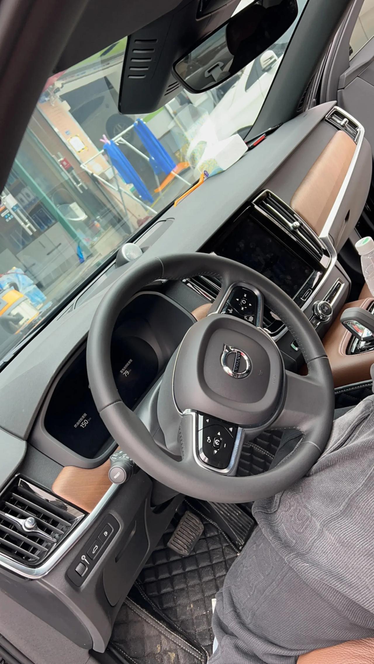 【车主：正常城市道路亏电油耗7个左右。我是长续航版，正常开纯电95左右】
沃尔沃