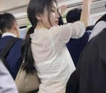 地铁还是太挤了！我家宝贝手势舞
