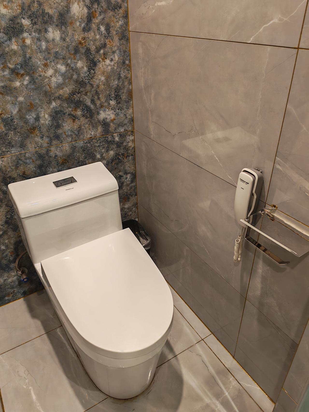 实在没搞明白，见识短浅。
贵州之行。昨晚入住酒店的卫生间有一个壁挂电话，这个电话