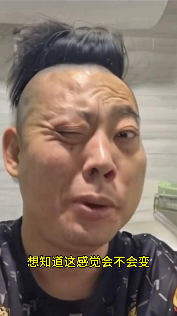 有一种苦涩在心底蔓延，像浓茶回味着微微的酸。我睁大眼睛望着你的脸，想知道这感觉会