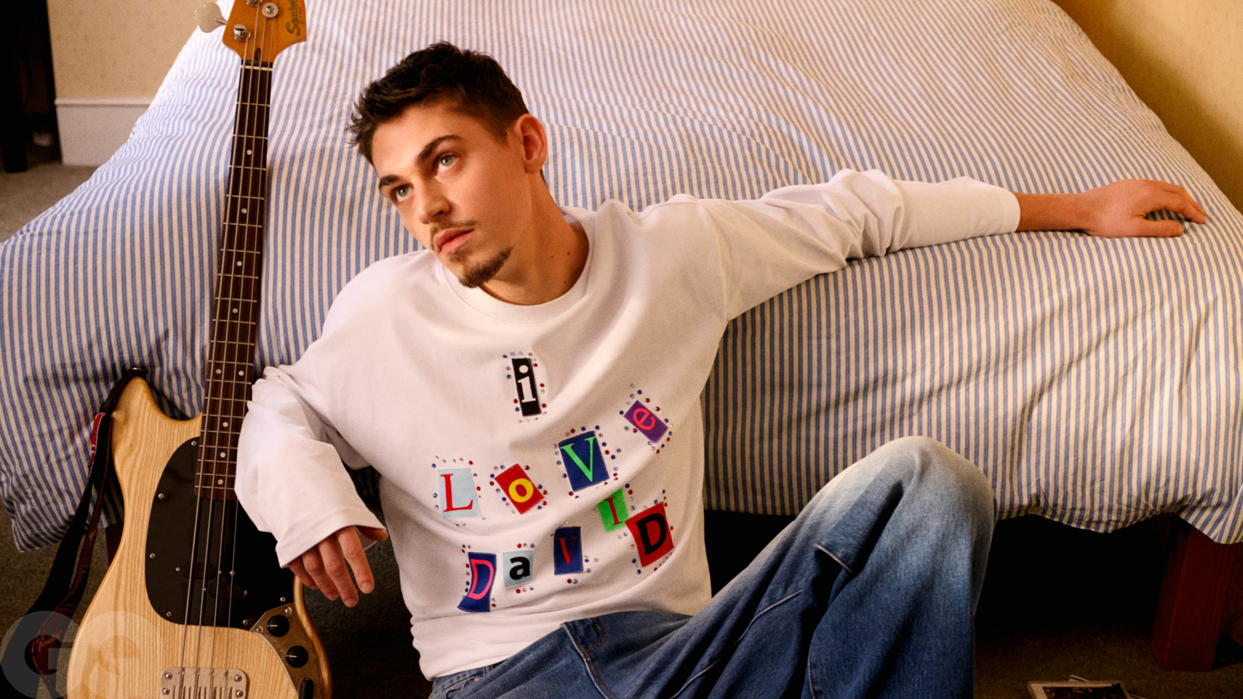 赫洛·费因斯-提芬帅气登上本周《GQ HYPE》周刊封面及写真美图大赏！他主演的