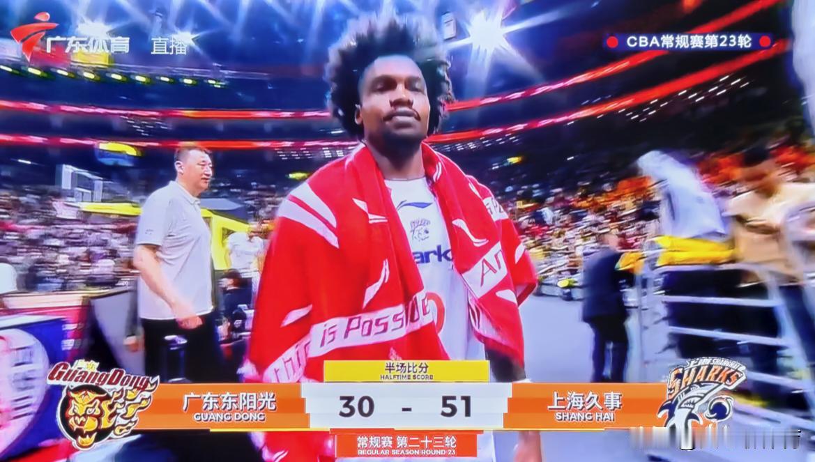 上海久事的古德温故意撞倒张浩嘉，继而对着张浩嘉一顿输出[捂脸][捂脸][捂脸]