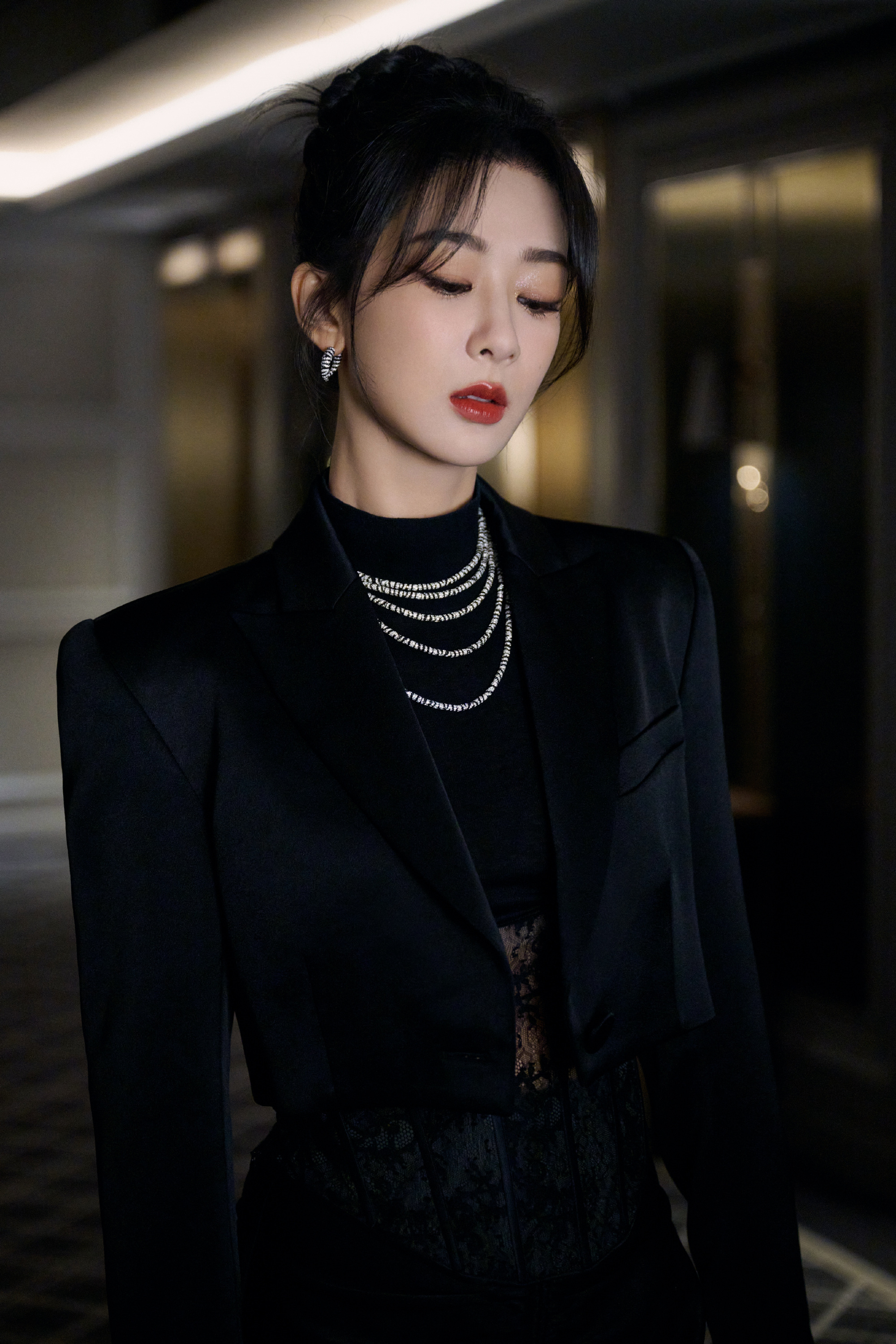 杨紫杨紫生命树yz杨紫白菊她举起的不是枪，是高原未来！杨紫饰白菊用身躯筑墙，守护