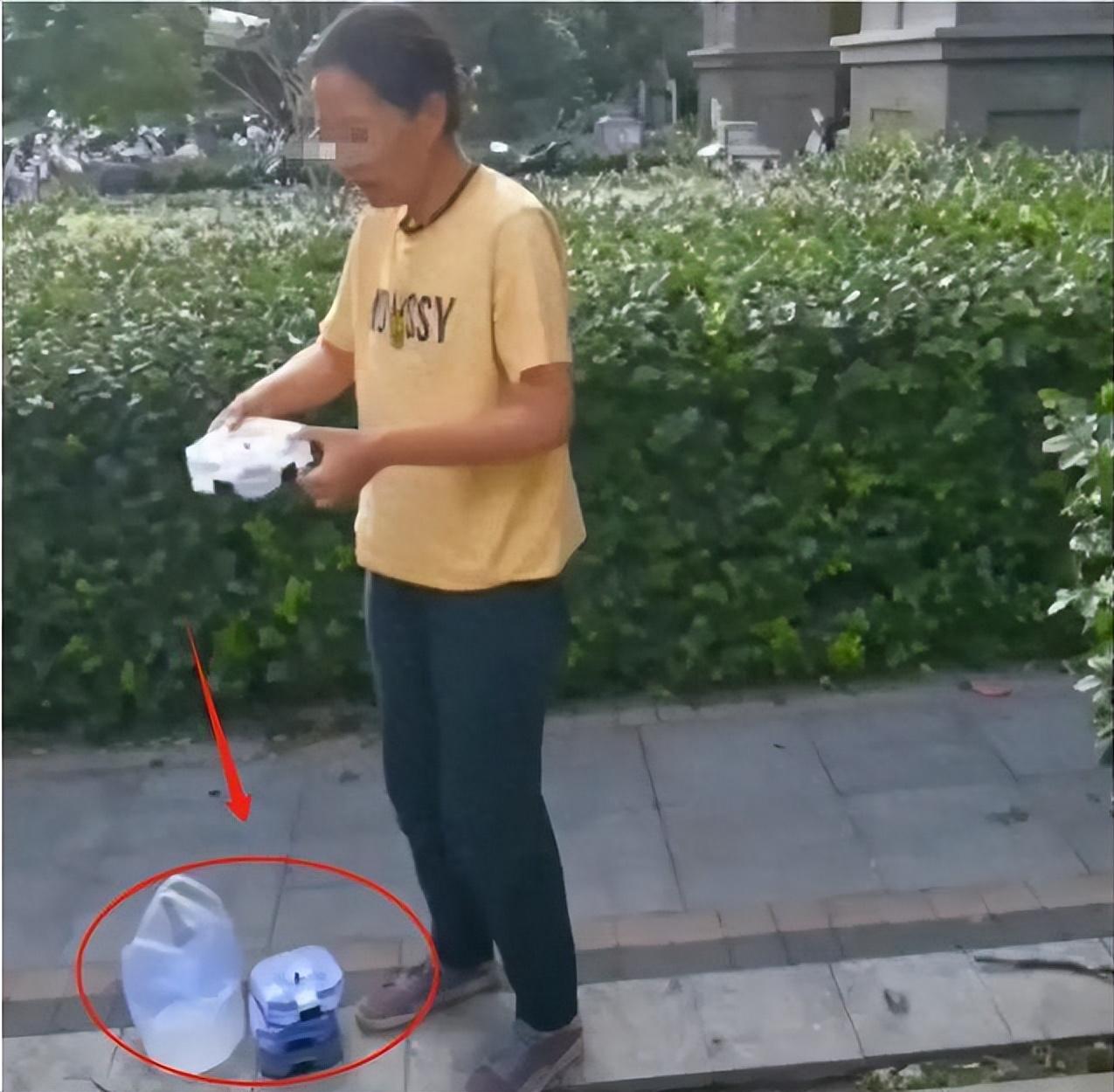 “坏到骨头里！”河北廊坊，男子在小区散步，发现一女子行为鬼鬼祟祟，就上前查看，这