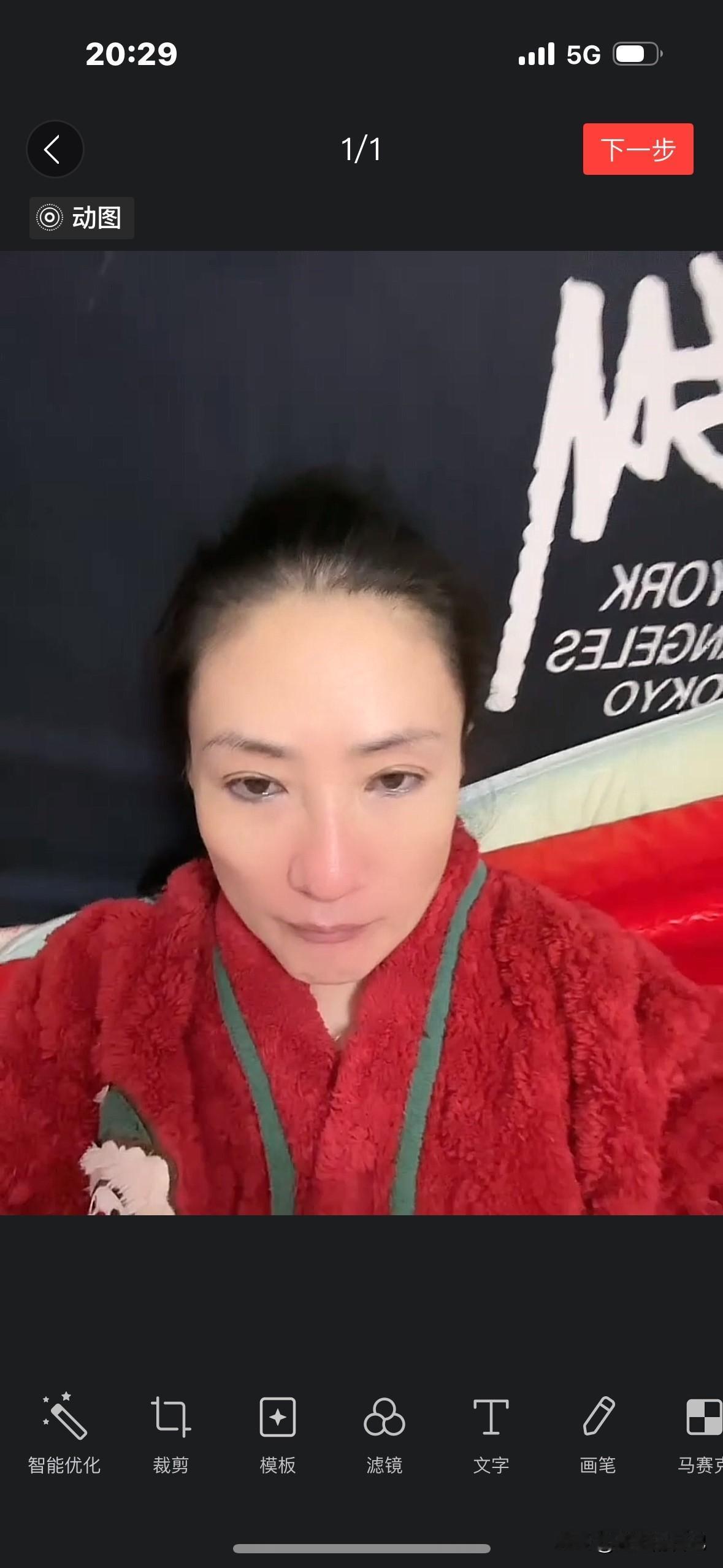 感觉头发要掉没了[捂脸]
本来发量就不多，
还每天都哗哗掉，
真担心哪天变成秃头