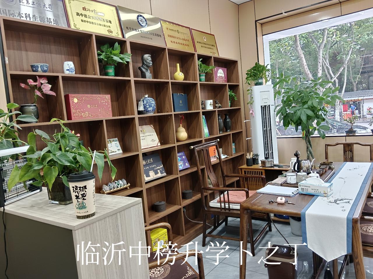夏初阴雨向晚晴，呼儿提灯垅间行。
​落花和泥香犹在，不屑身后蜗角名。
     