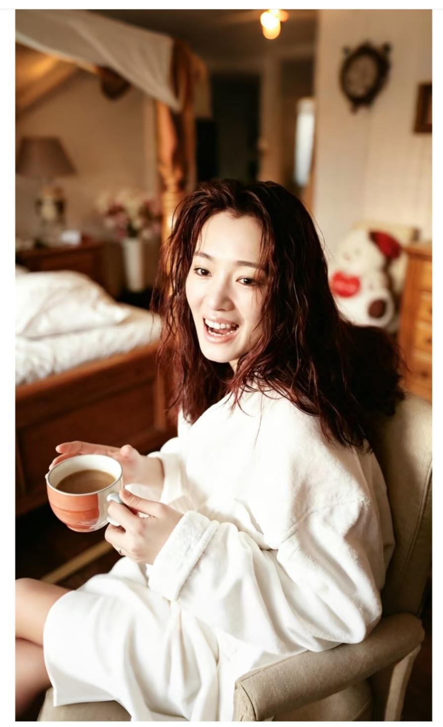巩俐，松弛感太绝了。